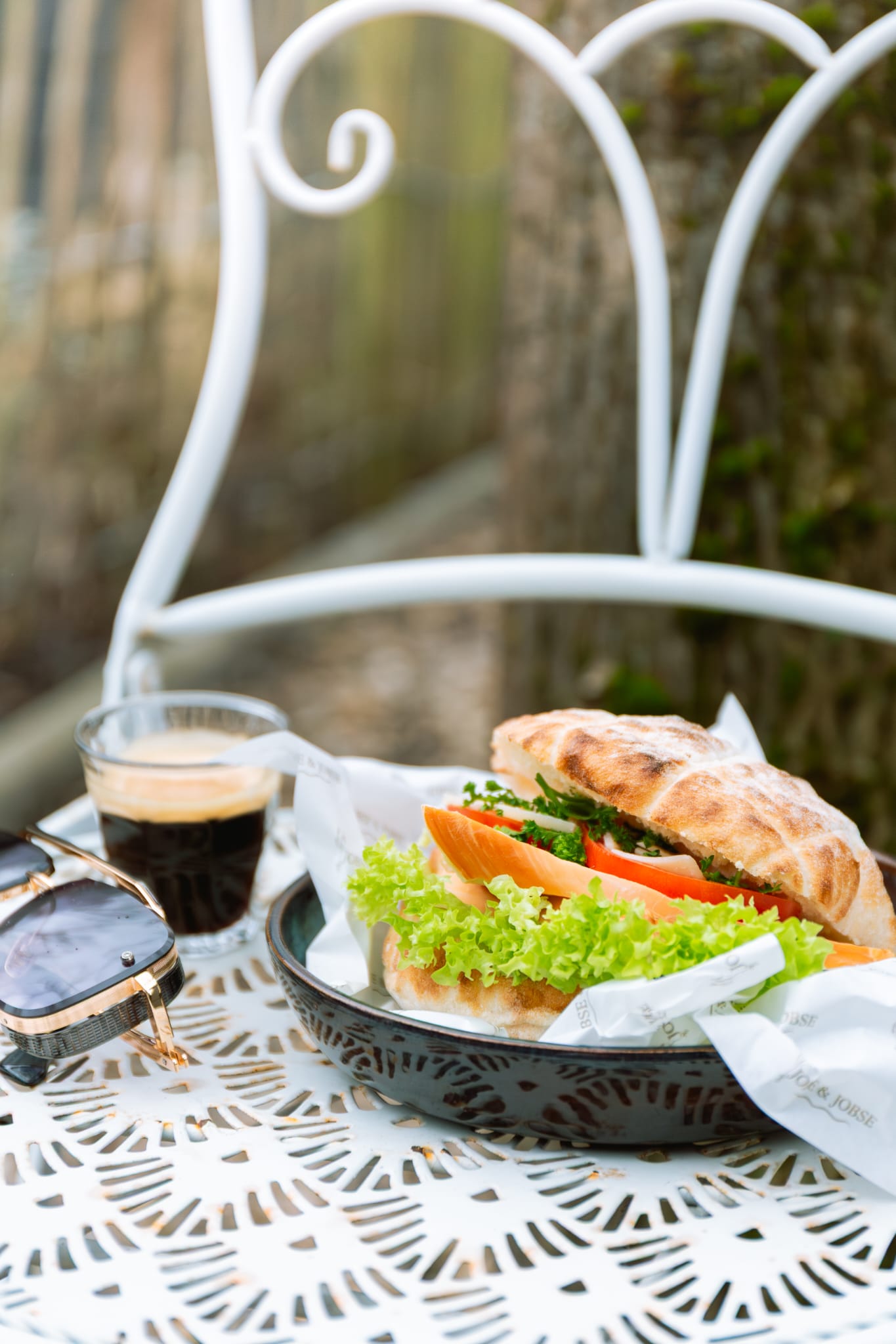 Broodje op het terras