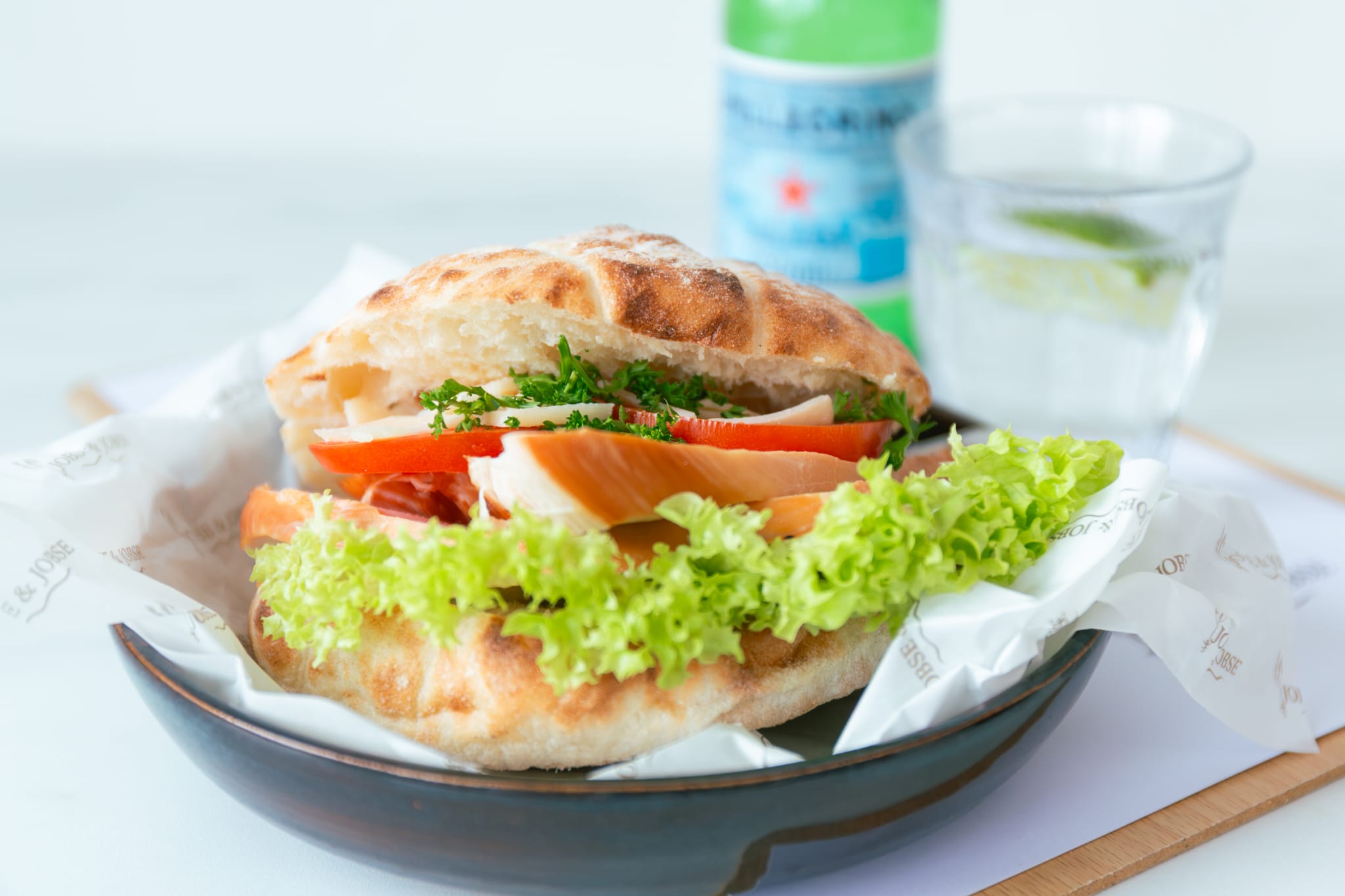 Broodje zalm met pellegrino