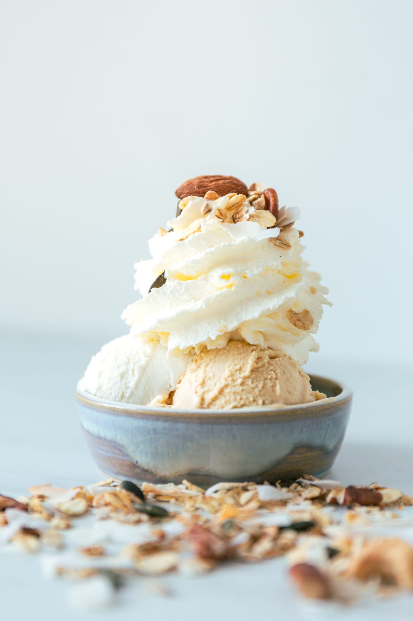 Ijs met noten en slagroom